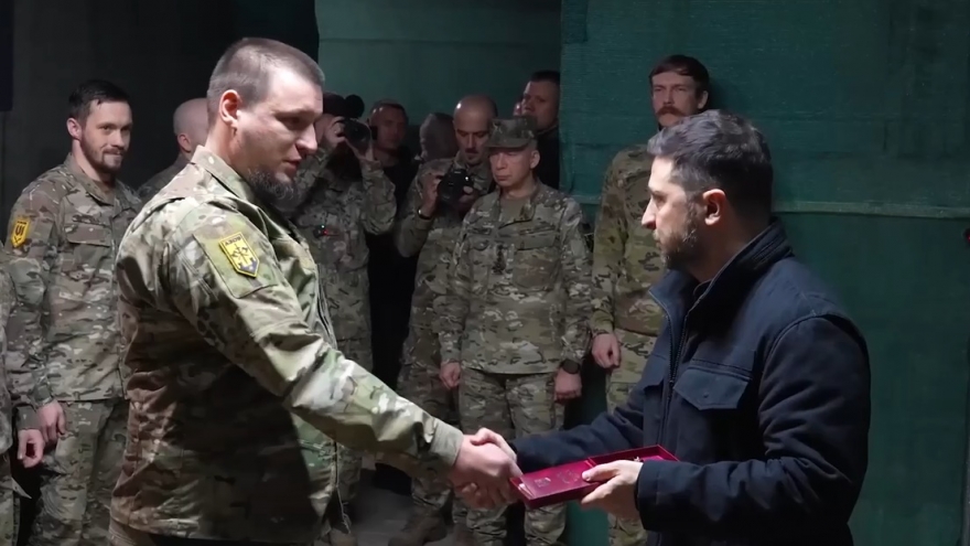 Tổng thống Zelensky đến mặt trận Donbass thăm và tặng huy hiệu cho binh sĩ Ukraine